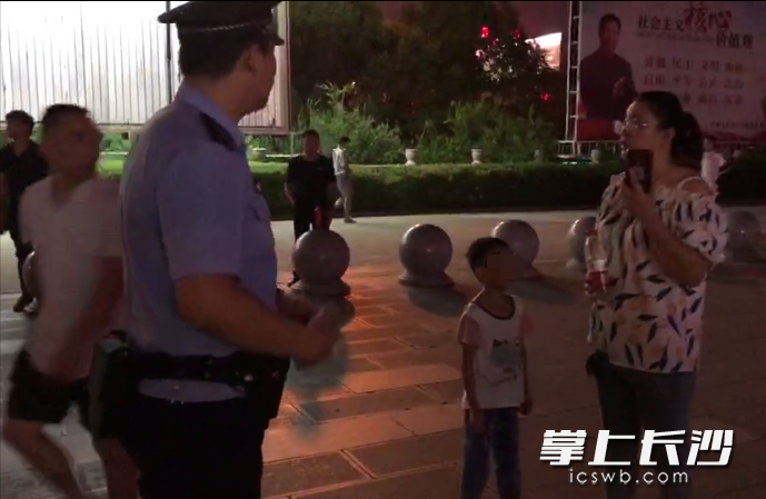 民警將孩子找到后，送回其母親身邊。