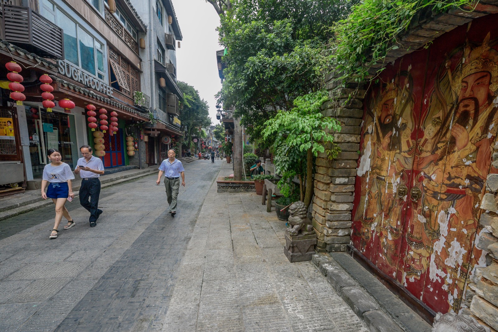 慕名而來的游客和市民在都正街感受久違的慢時光。 長沙晚報全媒體記者 陳飛 攝