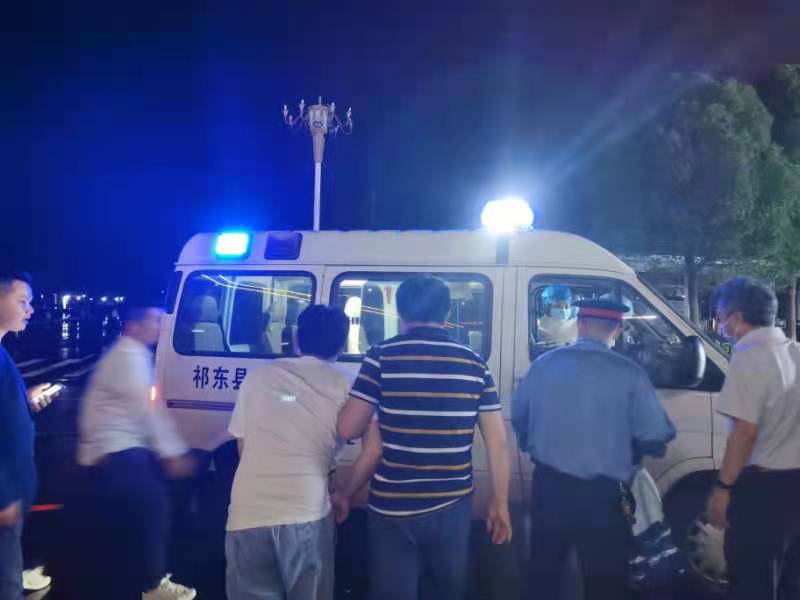 王琪將小伙子送上救護車。