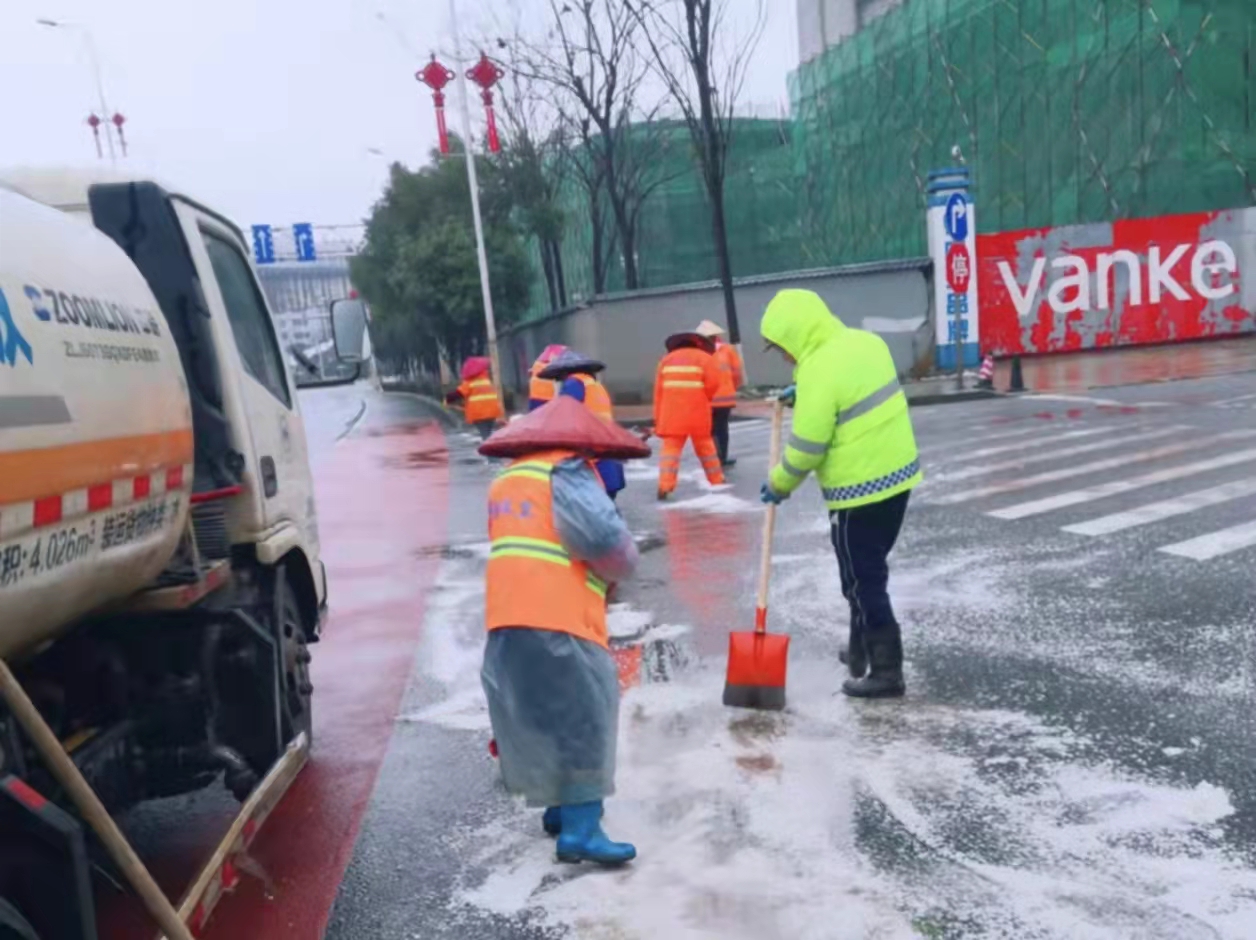 長(zhǎng)沙遭遇降雪，雨花區(qū)環(huán)衛(wèi)部門積極撒鹽防冰，全力保暢安。 長(zhǎng)沙晚報(bào)通訊員  邱艷斌 攝 