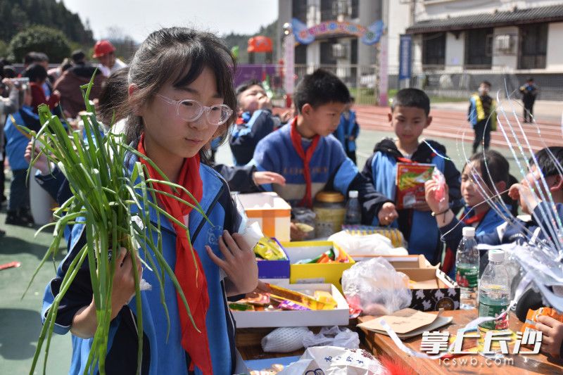 3月12日，義賣現(xiàn)場熱鬧非凡。長沙晚報(bào)通訊員 張麗 攝