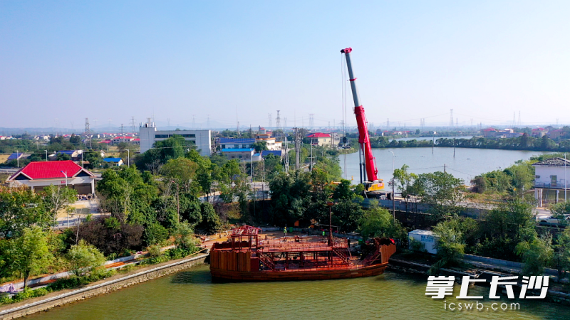 連日來(lái)，望城靖港古鎮(zhèn)多個(gè)旅游項(xiàng)目建設(shè)正抓緊推進(jìn)。