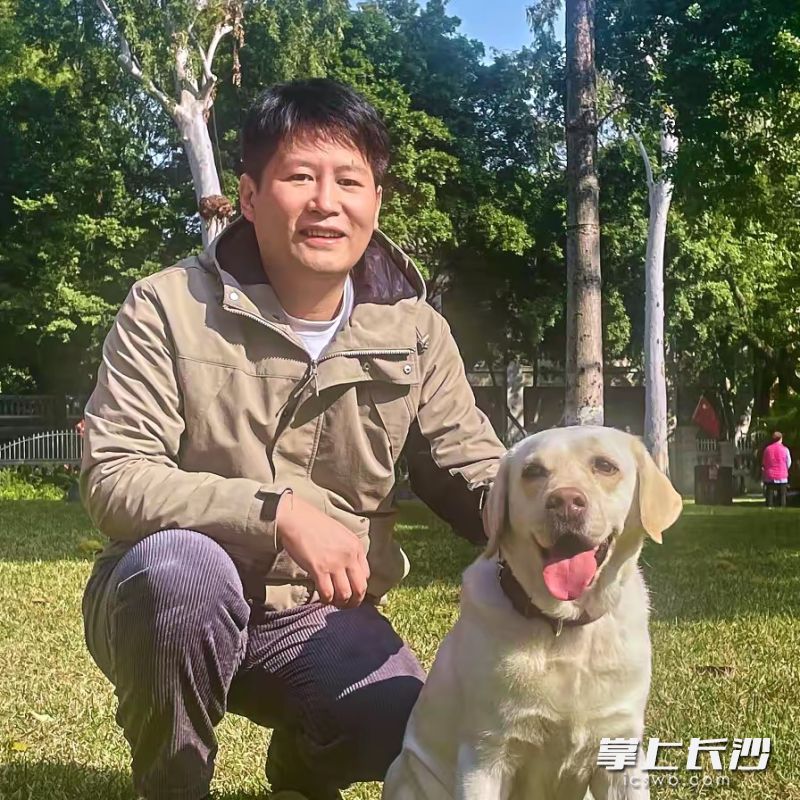 趙秋寶和他的導盲犬阿爾法。受訪者供圖