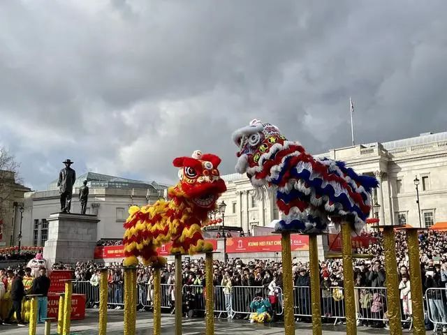 英國倫敦特拉法加廣場的舞獅表演。圖片來源：中國日報網