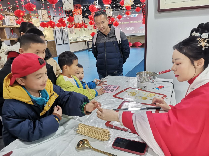 長沙盛硯硯臺博物館里，孩子們愛上糖畫。圖片來源：掌上長沙