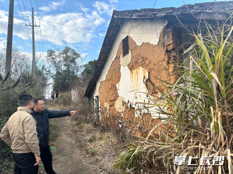 長沙市住建局工作人員對(duì)房屋安全進(jìn)行現(xiàn)場檢查。資料圖片