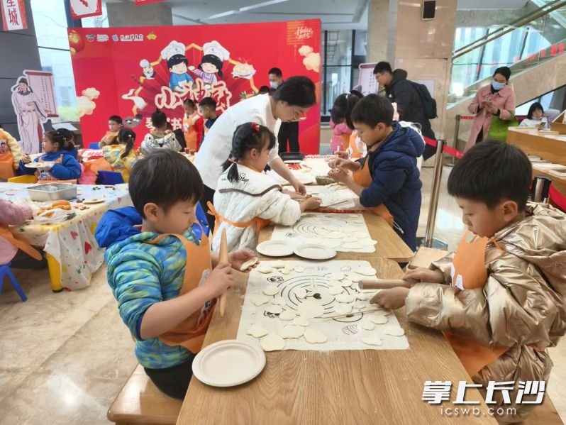 “小廚神”包餃子。